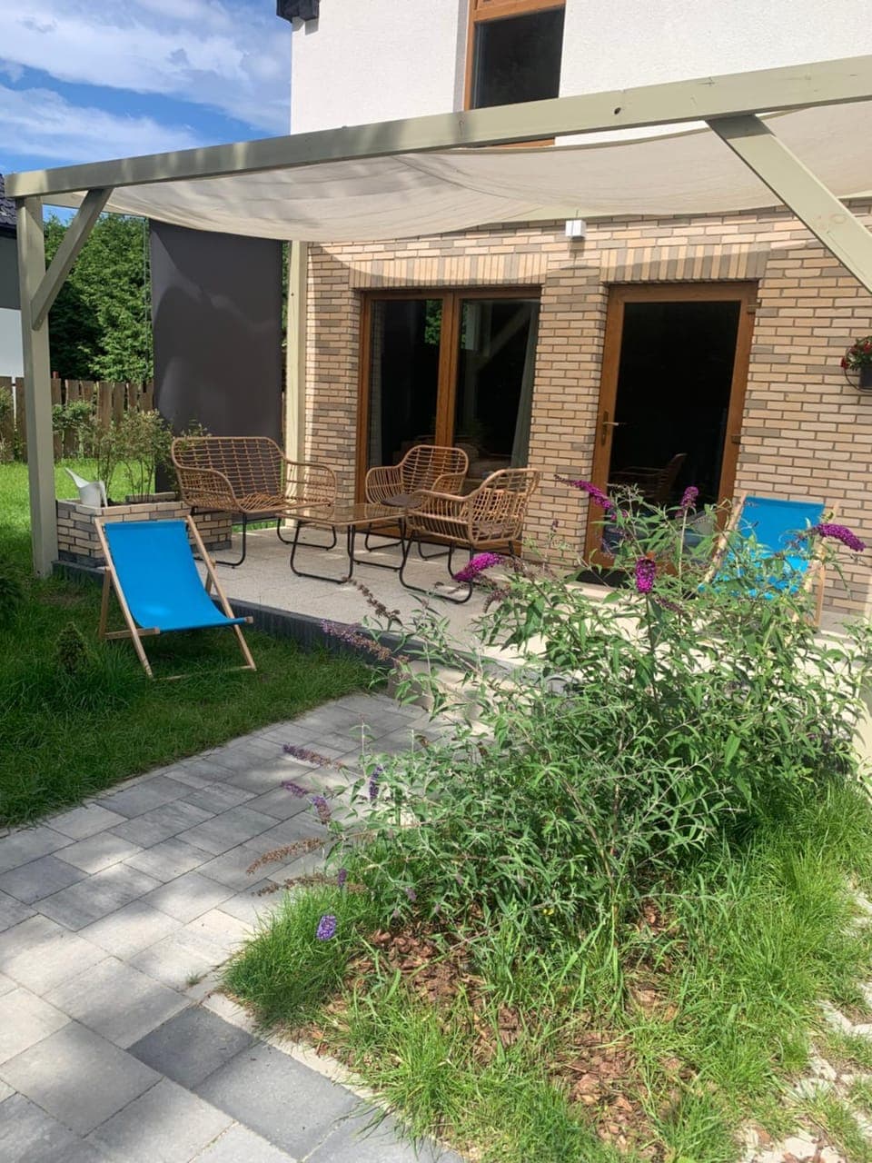 Property building, Patio, Spring, Day, Garden, Garden view, sunbed