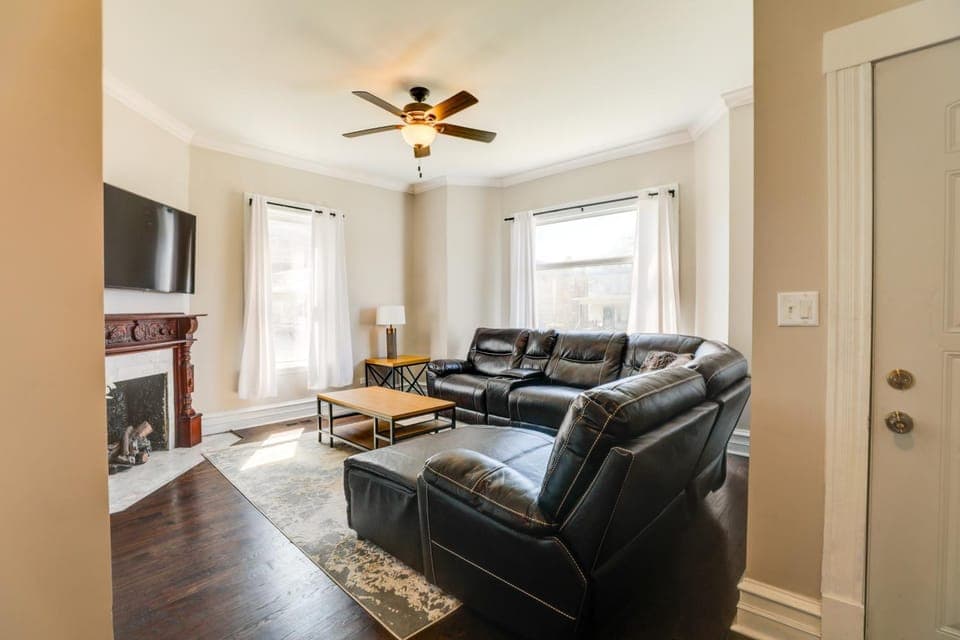 Spacious Chicago Condo w/ Deck < 9 Mi to Downtown! House in Chicago