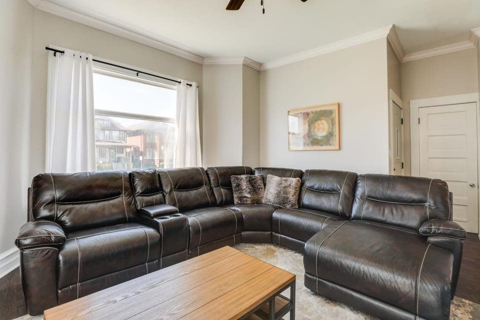 Spacious Chicago Condo w/ Deck < 9 Mi to Downtown! House in Chicago