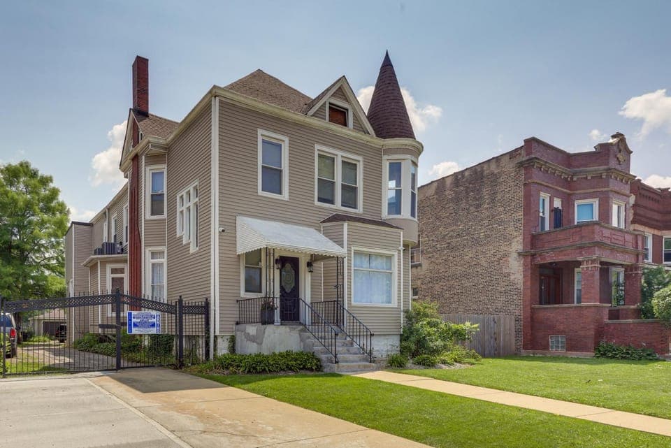 Spacious Chicago Condo w/ Deck < 9 Mi to Downtown! House in Chicago