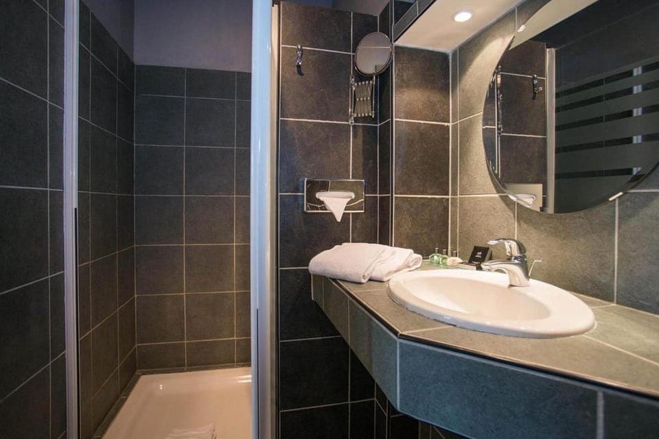 Shower, Bathroom, towels