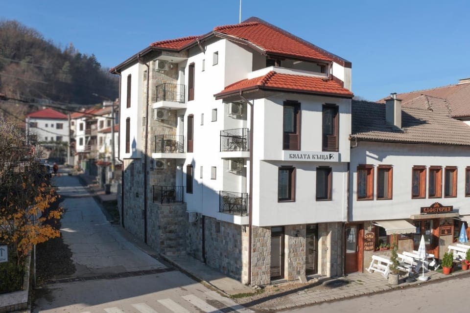 Property building, Day, Neighbourhood, Street view