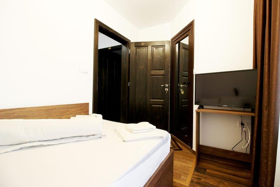 Bed, Bathroom, TV and multimedia, Photo of the whole room, wardrobe