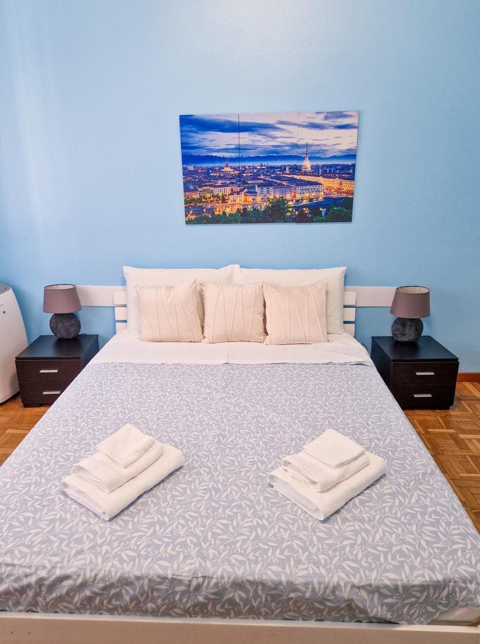 Bed, Bedroom, towels