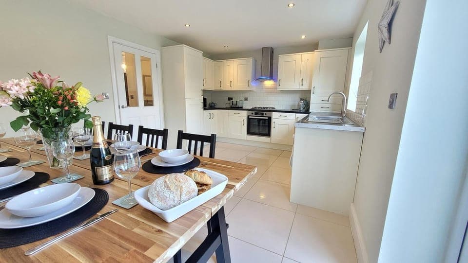 Kitchen or kitchenette, Dining area