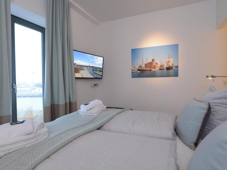 Bed, TV and multimedia, Bedroom