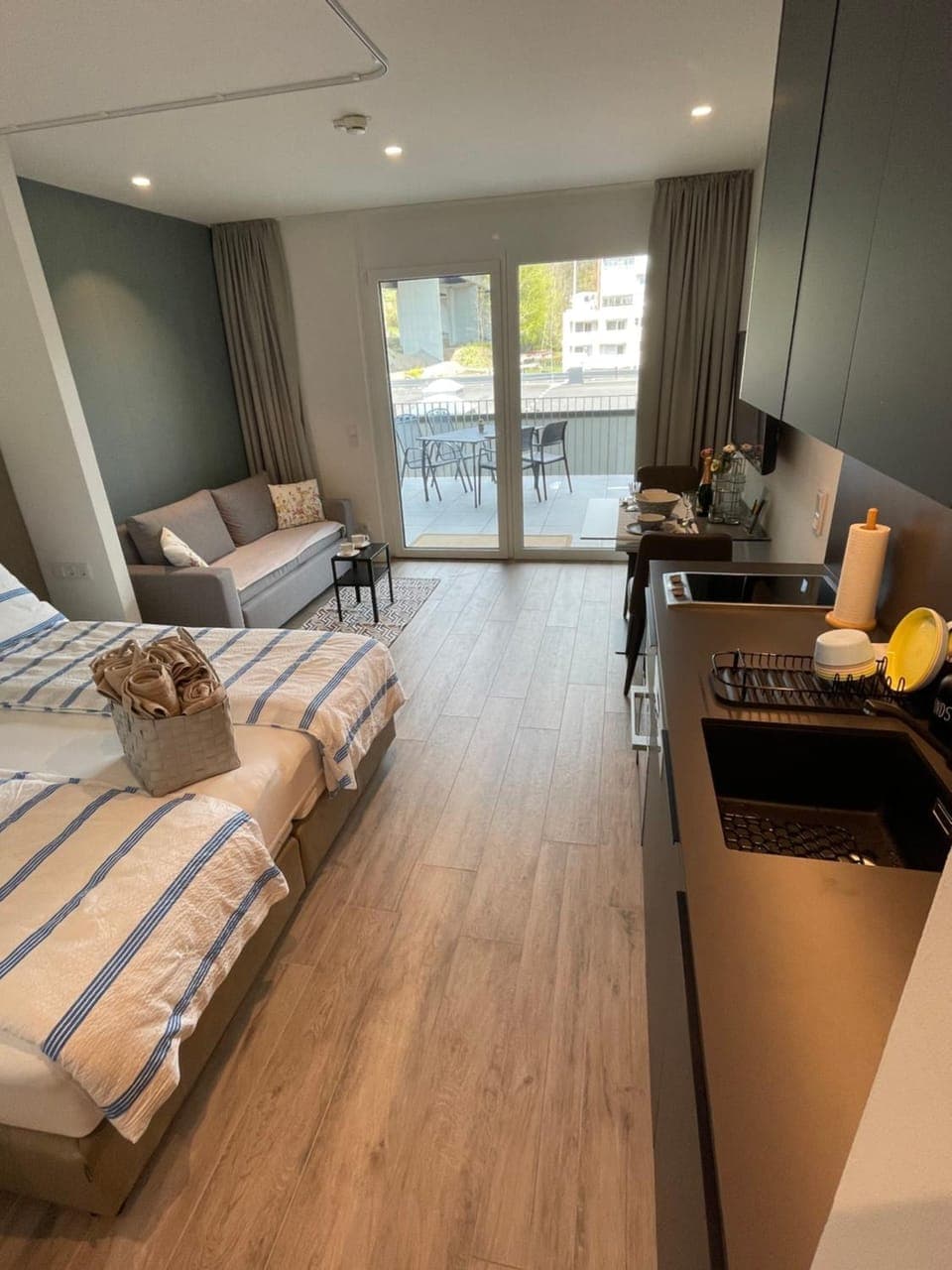 Bed, TV and multimedia, Balcony/Terrace, Kitchen or kitchenette, Living room, Photo of the whole room, Seating area, Bedroom