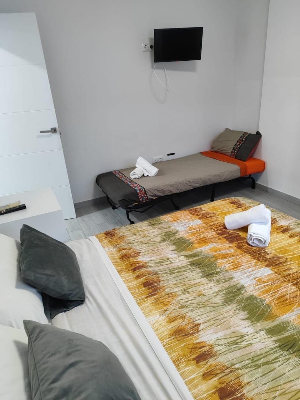 Bed, TV and multimedia, Photo of the whole room, Bedroom, towels