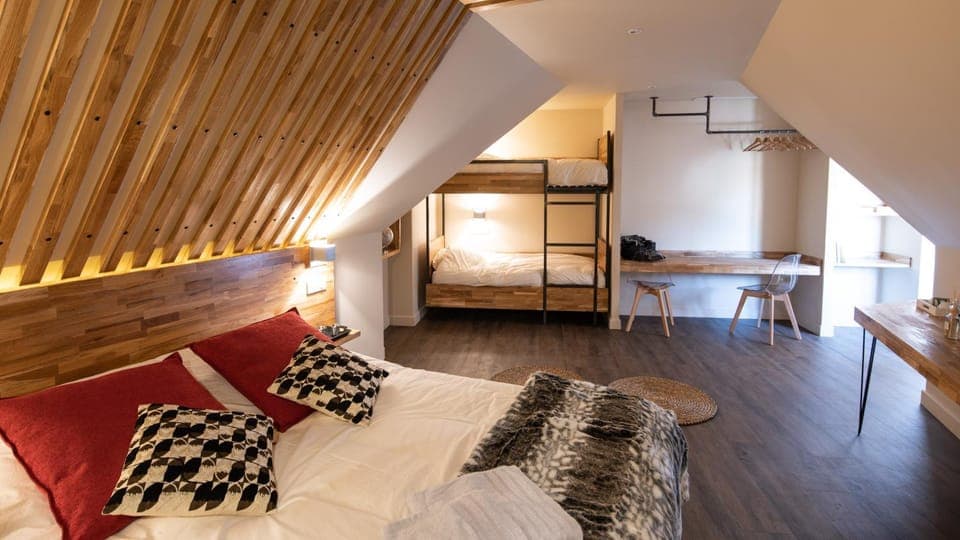 Bed, Living room, Photo of the whole room, Bedroom, Family