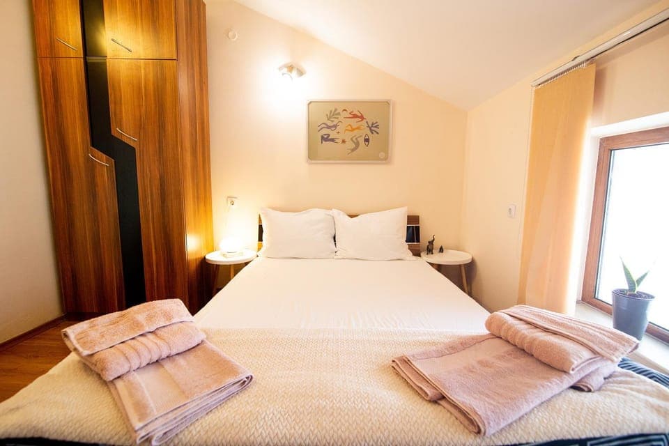 Bed, Bedroom, towels