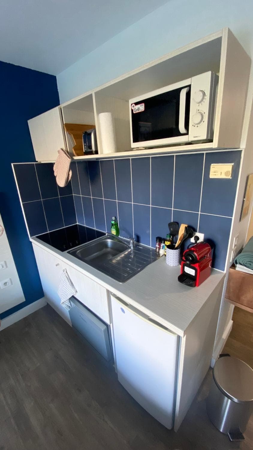 Kitchen or kitchenette, minibar, stove, toaster