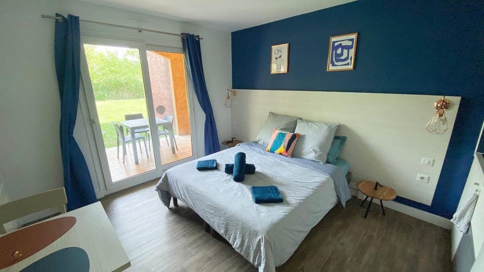 Bed, Photo of the whole room, Bedroom, towels