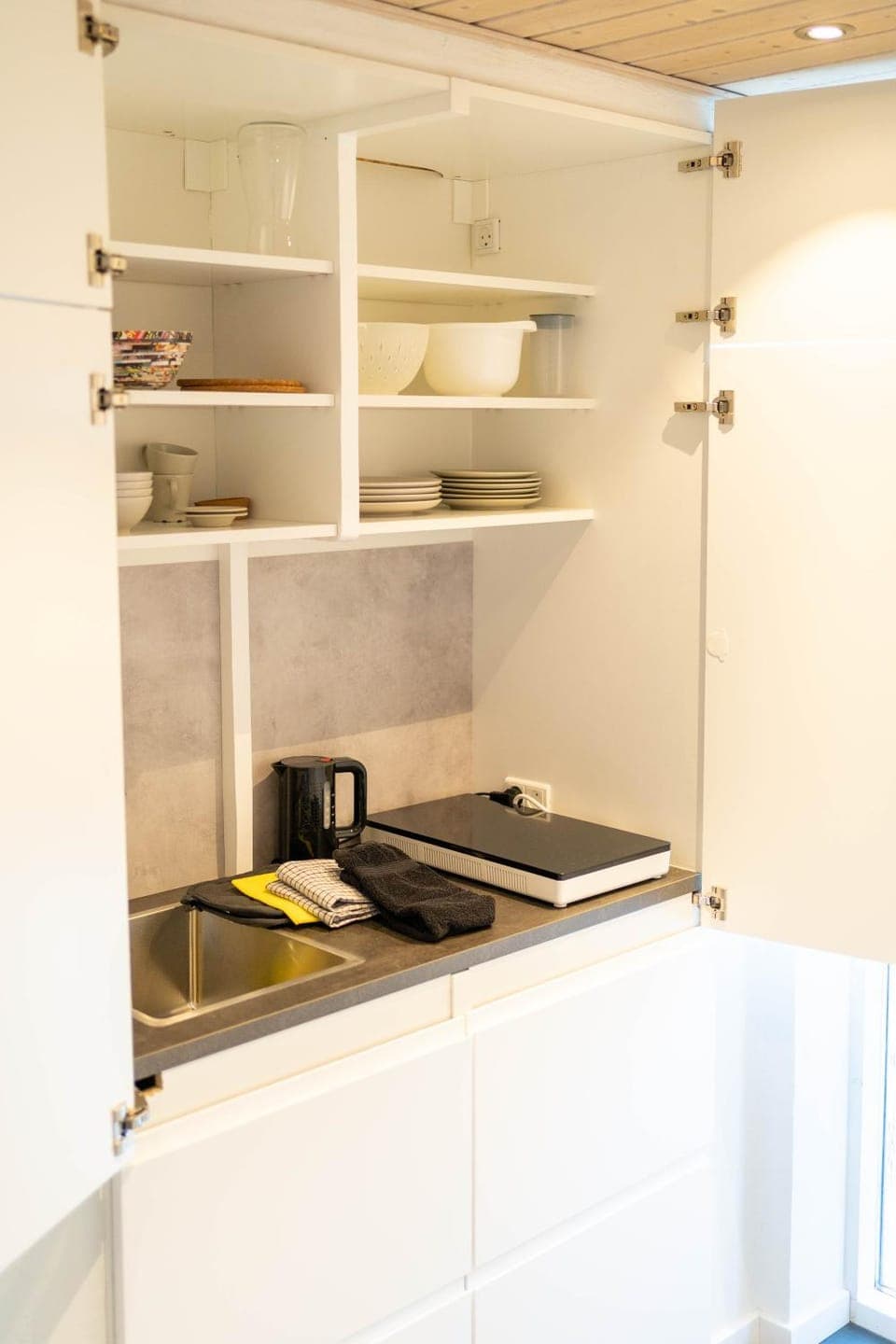 Facade/entrance, Coffee/tea facilities, Kitchen or kitchenette, Decorative detail, locker, locker, minibar, pet friendly, stove, toaster, towels, towels