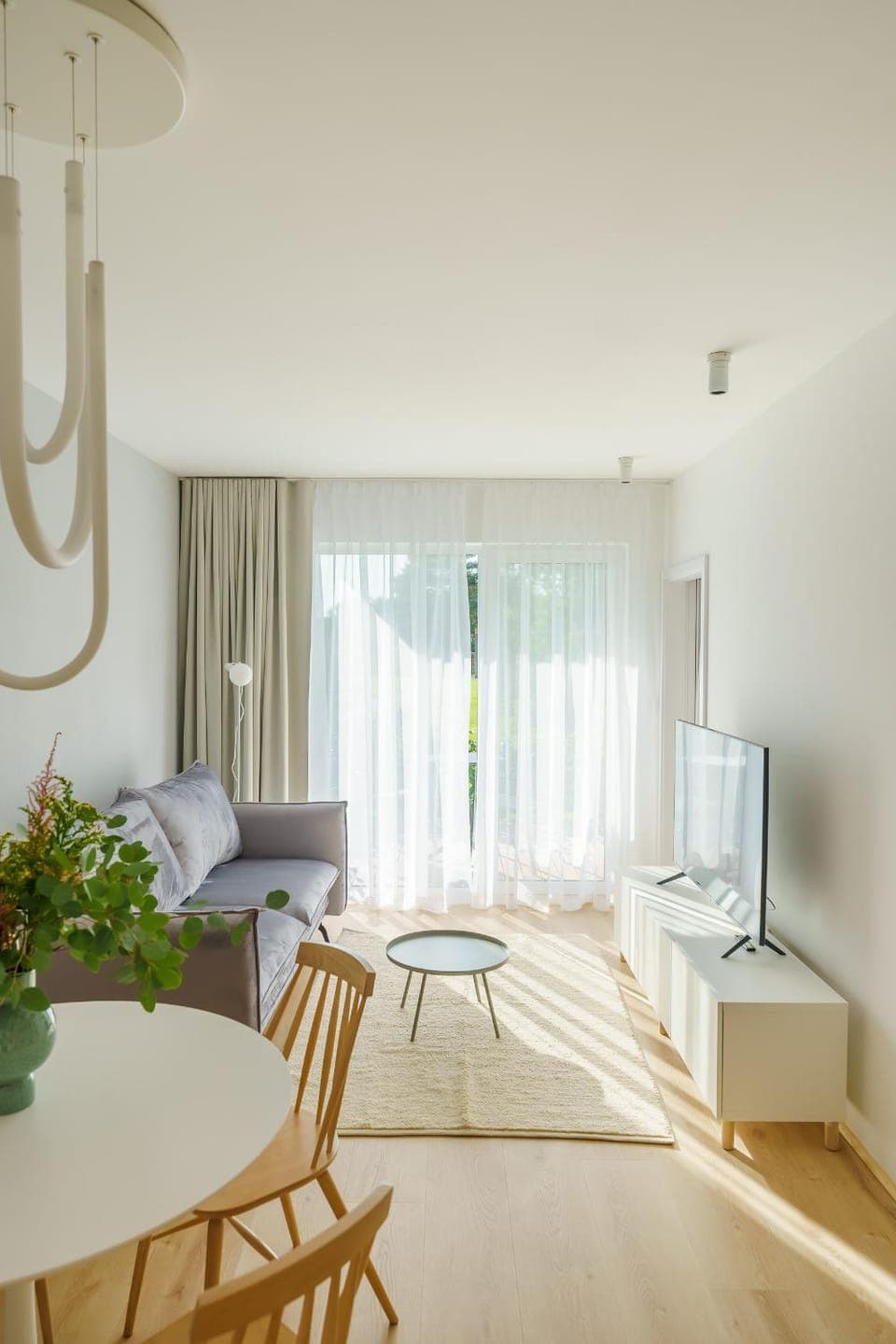 Photo of the whole room, Seating area