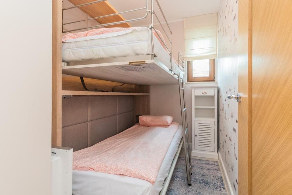 Bedroom, bunk bed