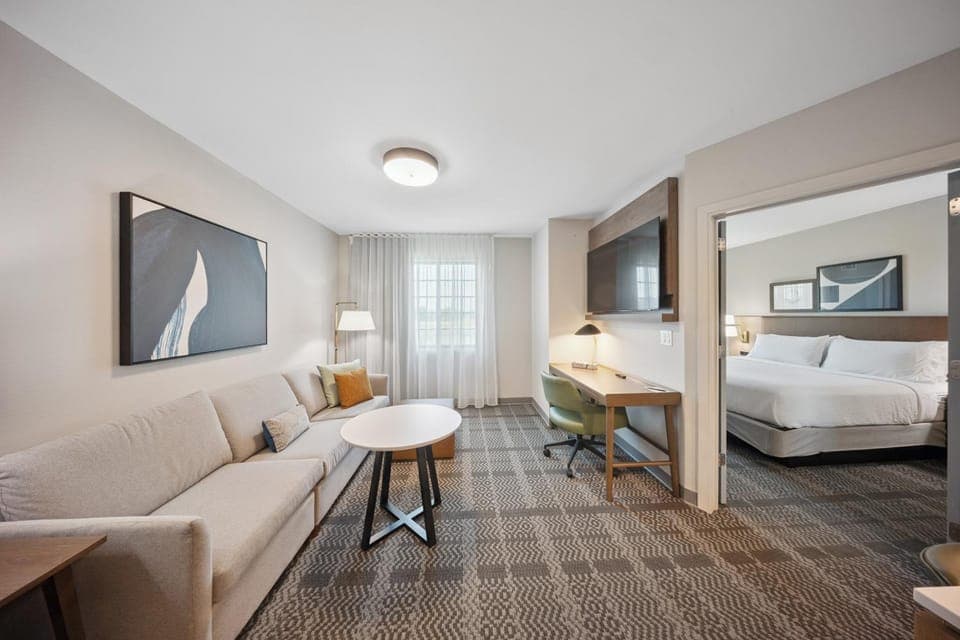 Bed, TV and multimedia, Living room, Seating area, Bedroom