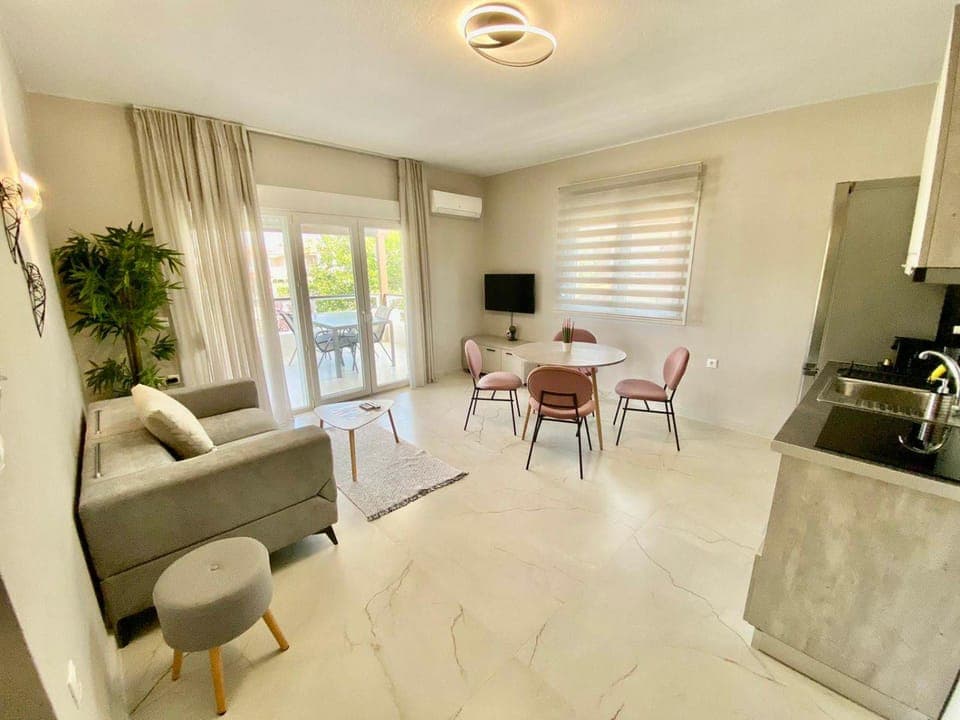 TV and multimedia, Kitchen or kitchenette, Living room, Seating area, Dining area