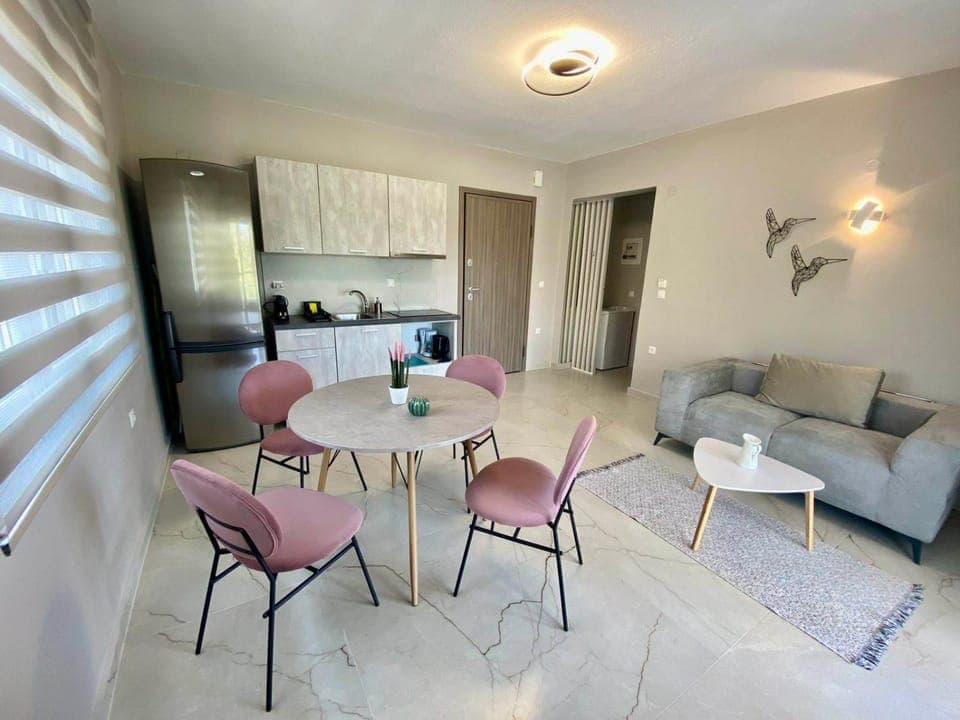 Kitchen or kitchenette, Living room, Seating area, Dining area