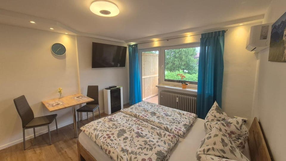 Bed, TV and multimedia, Photo of the whole room, Seating area