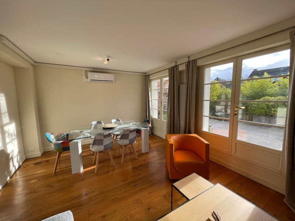 Living room, Seating area, Dining area, air conditioner