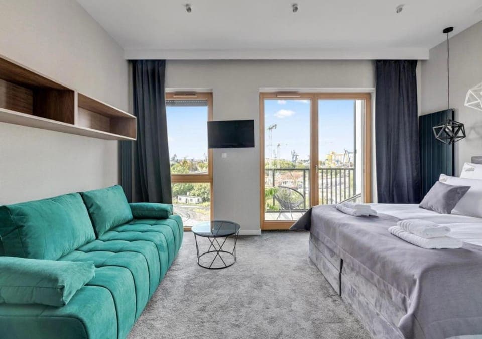 TV and multimedia, Balcony/Terrace, Photo of the whole room, Bedroom