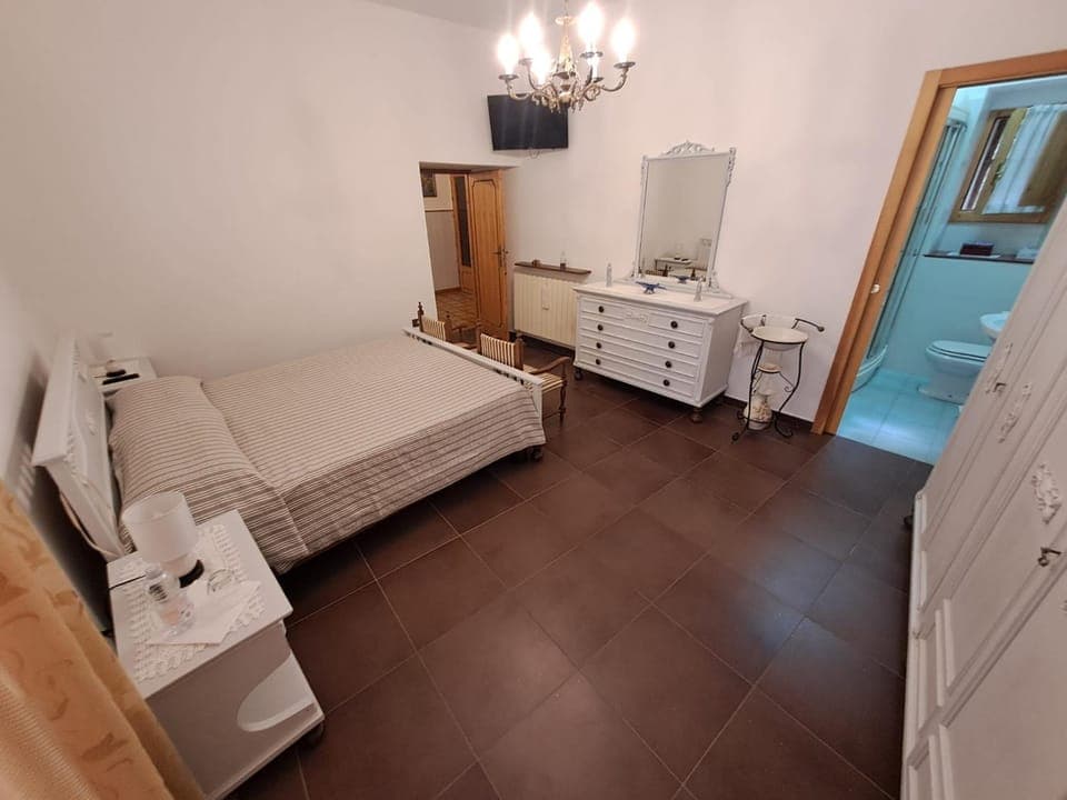 Bed, Bathroom, TV and multimedia, Photo of the whole room, Bedroom, wardrobe