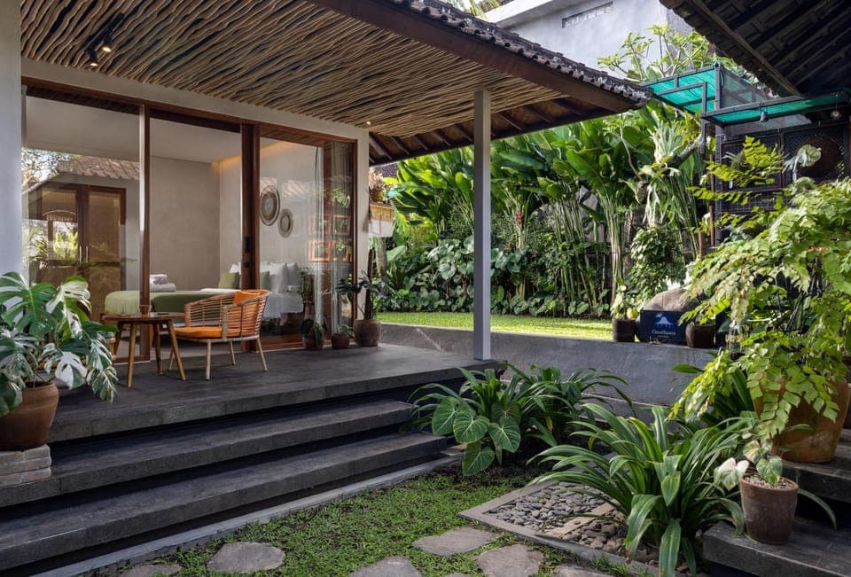 Property building, Garden, Living room, Seating area, Dining area, Garden view