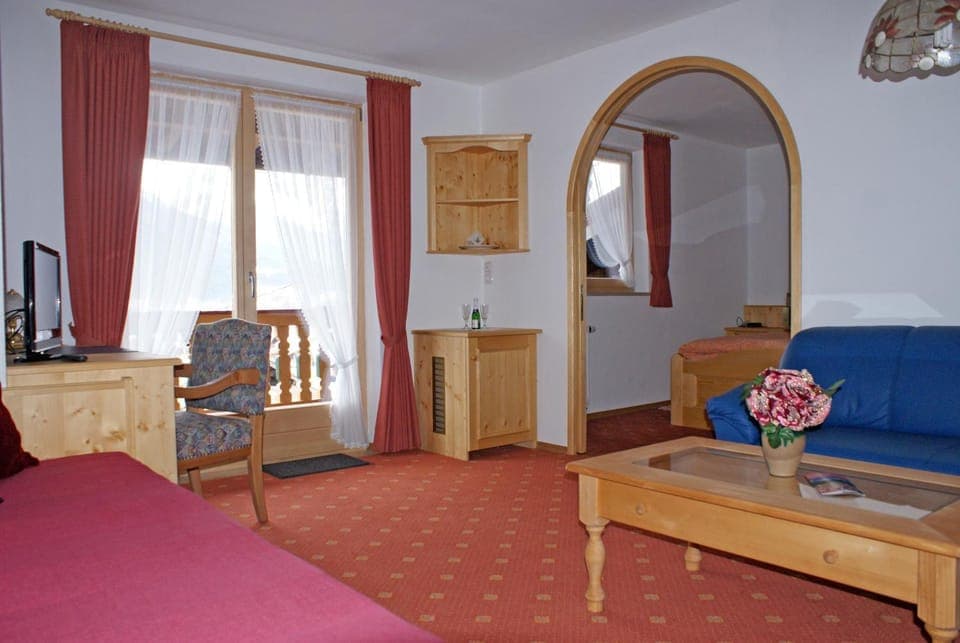 Photo of the whole room, Seating area