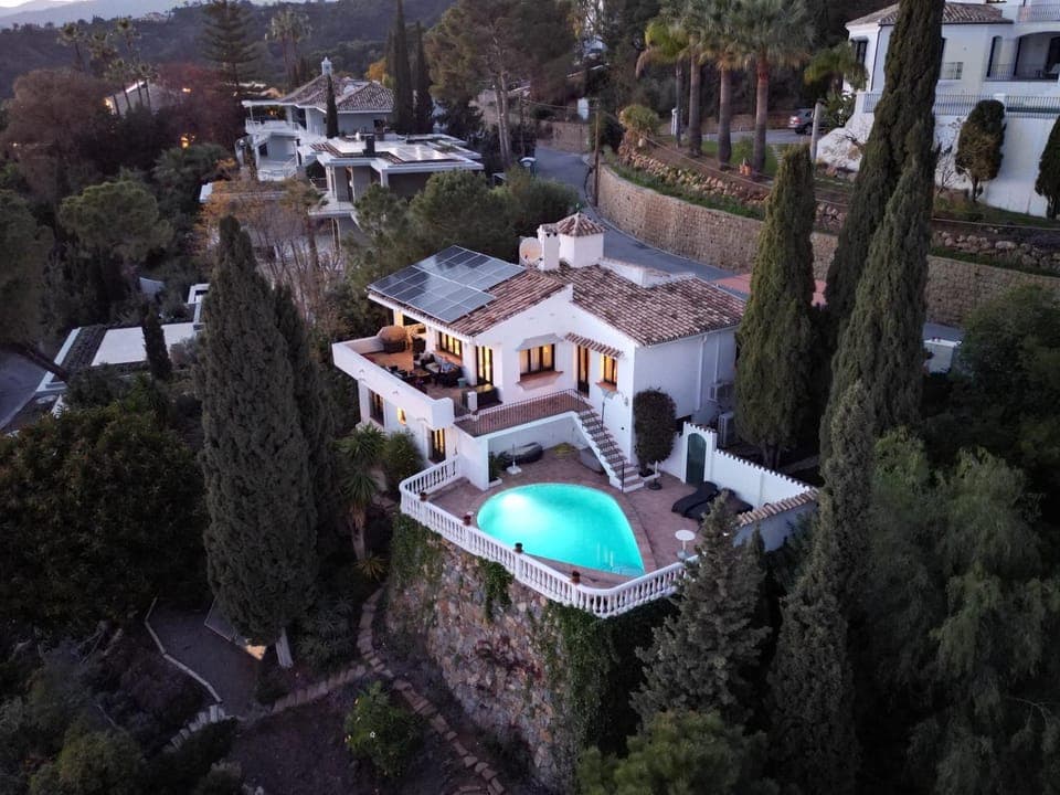 Property building, Bird's eye view, Swimming pool