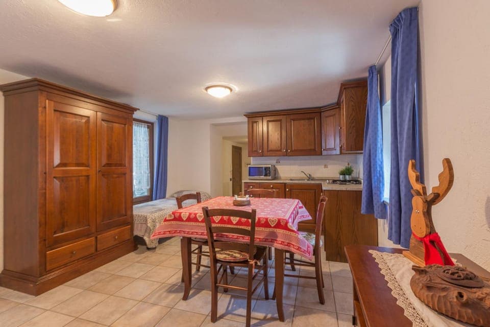 Bed, Kitchen or kitchenette, Living room, Seating area, Dining area, minibar, stove