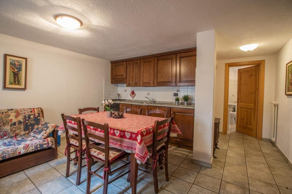 Kitchen or kitchenette, Living room, Seating area, Dining area