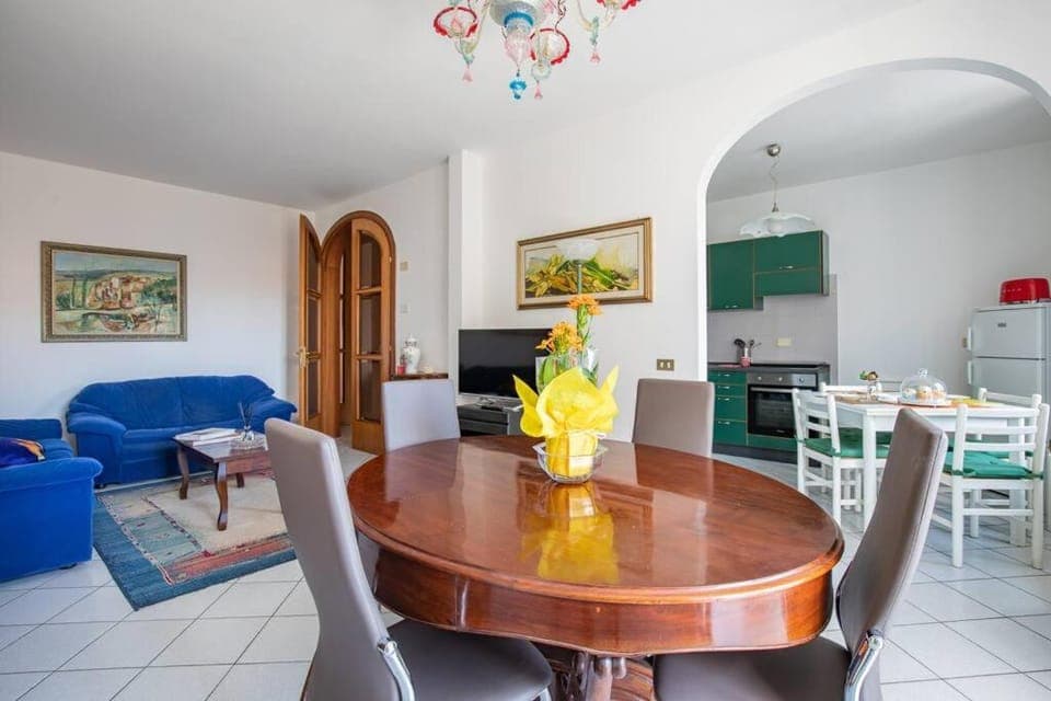 TV and multimedia, Kitchen or kitchenette, Living room, Seating area