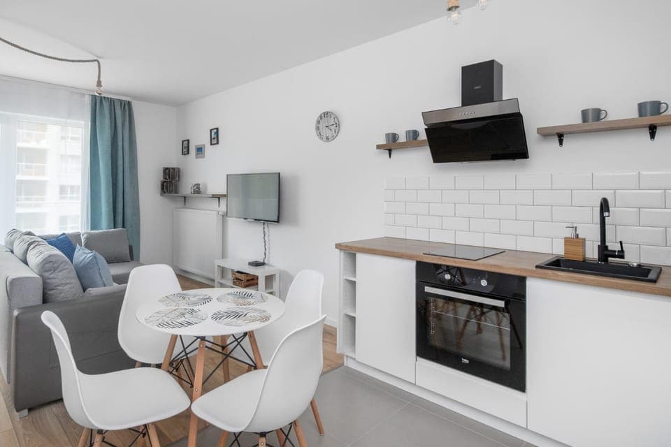 TV and multimedia, Kitchen or kitchenette, Dining area, oven, stove