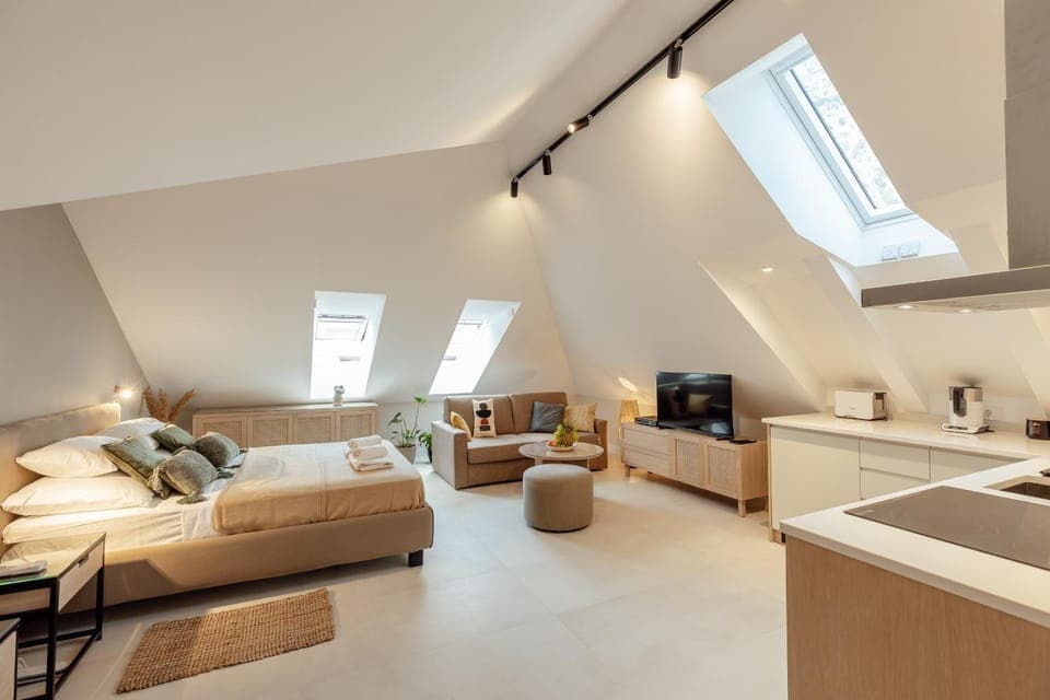 TV and multimedia, Kitchen or kitchenette, Living room, Seating area