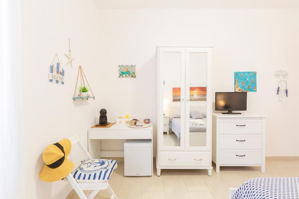 Bed, TV and multimedia, Photo of the whole room, Bedroom, hair dresser