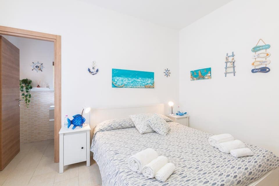 Bed, Bedroom, towels