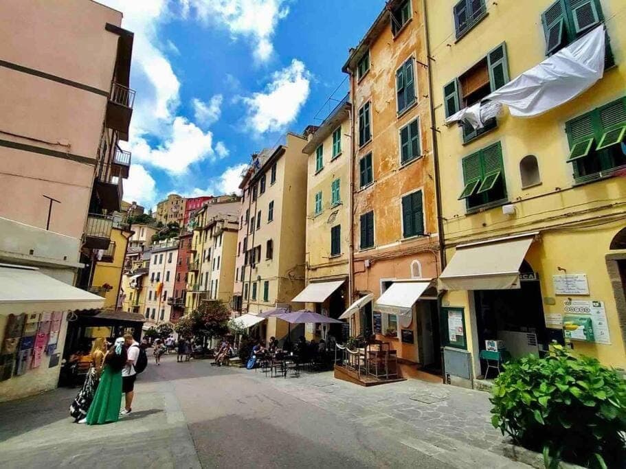 Property building, Neighbourhood, Location