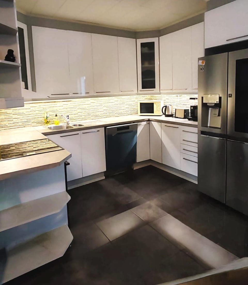 120n Villa Hietala paritalo, 1-8henkilön LUXUS majoitus, 3x160cm jenkkisängyt Löhösohvat, iso takaterassi, täyd keittiö Kodink, laatu sauna, Takka, Tv 75" x2, 2wc, autokatos, avainboxi koodilla, itsekirjaus 24h, wifi ja 500mb kuitunetti, kuivaava pesukone Apartment in Finland