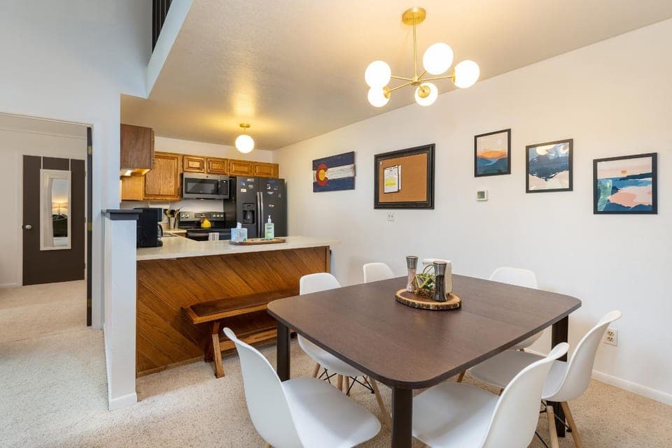 Kitchen or kitchenette, Dining area