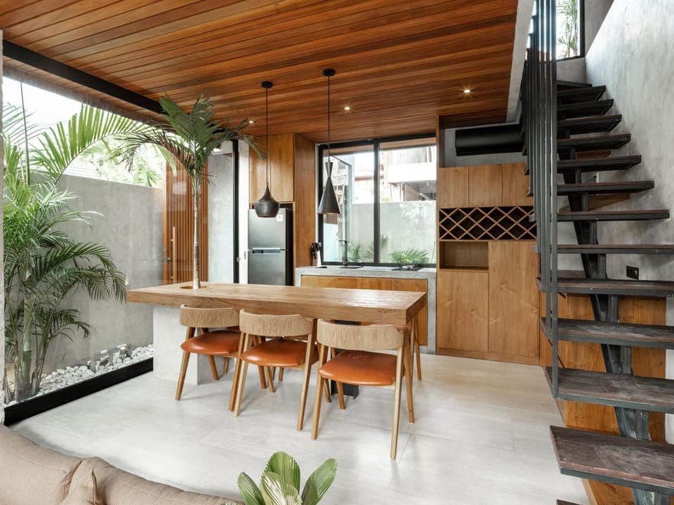 Kitchen or kitchenette, Dining area