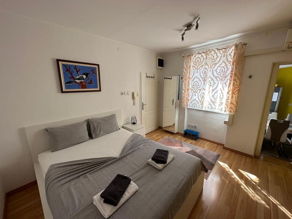 Bed, TV and multimedia, Bedroom