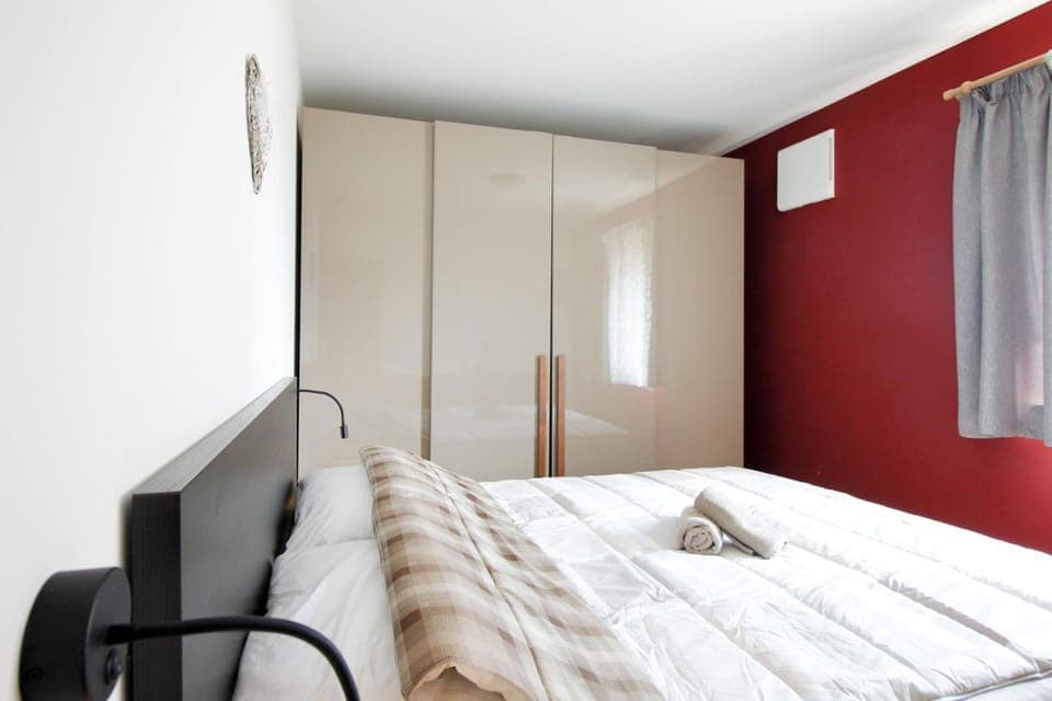 Photo of the whole room, Bedroom, wardrobe