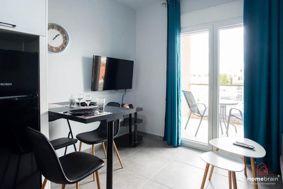 TV and multimedia, Seating area, Dining area