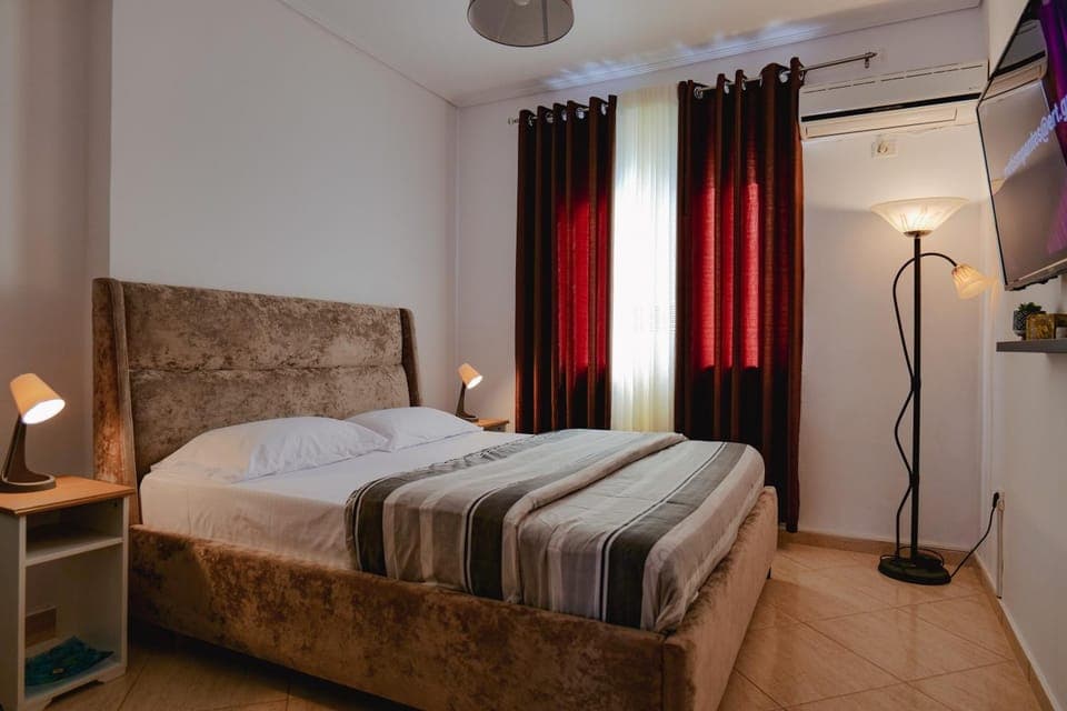 Bed, TV and multimedia, Photo of the whole room, Bedroom