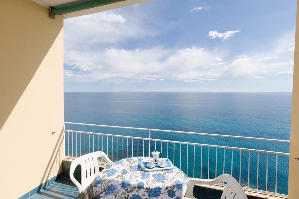 View (from property/room), Balcony/Terrace, Dining area, Sea view