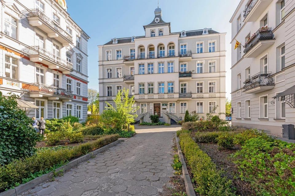 Property building, Spring, Day, Neighbourhood, Natural landscape, Garden, Garden view, Location