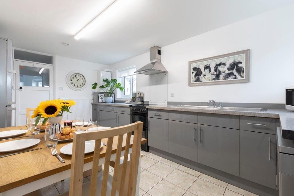 Kitchen or kitchenette, Dining area, dishwasher, minibar, pet friendly, stove