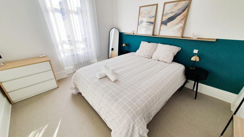 Bedroom, towels, wardrobe