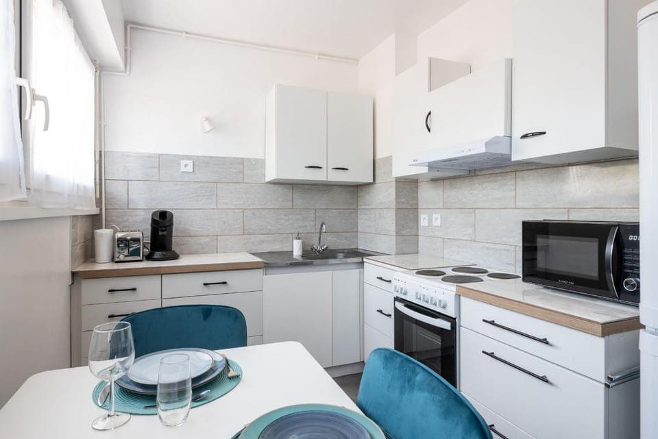 Kitchen or kitchenette, Meals, stove, kitchen