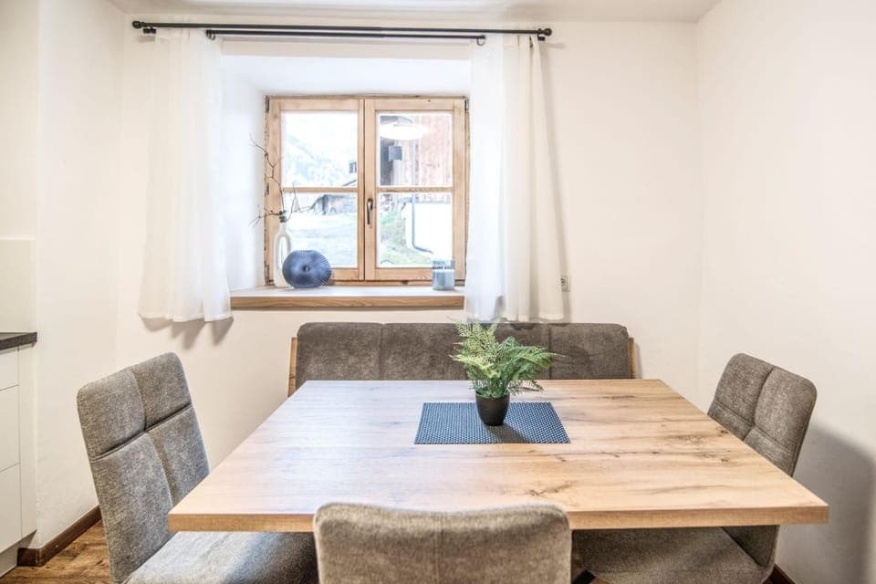 Seating area, Dining area